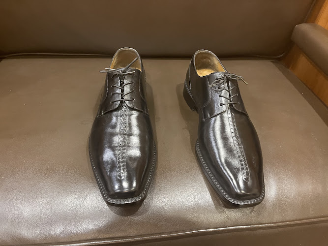 Copperleaf Shoe Shine — Shoe shining service